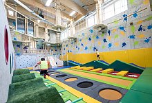 Ein Kind tobt im Indoor-Spielplatz - Patrick Seeger/dpa/dpa-tmn