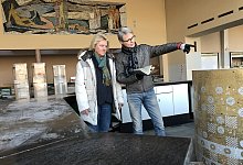 Ronald Achtsnick und Anette Thiel von der Stadt in der sanierten Wandelhalle. - Sven Kienscherf