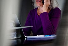 Eine Frau am Telefon - Finn Winkler/dpa/dpa-tmn