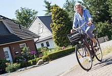 Seniorin fährt Fahrrad - Christin Klose/dpa-tmn