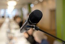 Mikrofon vor Festtafel - Markus Scholz/dpa