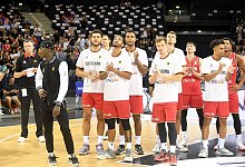 Dennis Schröder (l) und das DBB-Team. - Michael Schwartz/dpa