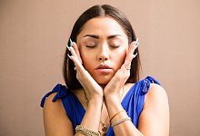 Eine Frau ber&uuml;hrt ihr Gesicht - Christin Klose/dpa-tmn