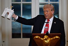 US-Präsident Trump präsentiert Modell eines Triumphbogens - John McDonnell/AP/dpa