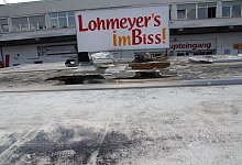 Um an den Brandherd gelangen zu k&ouml;nnen, musste die Feuerwehr das Dach des Imbiss-Standes aufschneiden. - Klaus Frensing