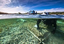 Ur-Boot wird geborgen - Foto: Florian Huber/Wirtschaftsministerium/dpa