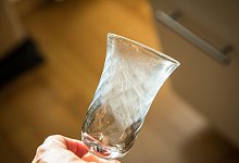 Milchiges Sektglas - Christin Klose/dpa-tmn