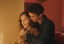 Joan (Isabelle Huppert) mit ihrem erwachsenen Sohn Nathan (Swann Arlaud). - -/Camino Bildverleih/dpa
