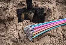 Glasfaserkabel liegen auf einer Baustelle in Niedersachsen. - Sina Schuldt/dpa