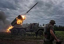 Ein ukrainisches MSLR BM-21 &laquo;Grad&raquo;, ein Mehrfachraketenwerfersystem, schie&szlig;t auf russische Stellungen an der Frontlinie in der Region Charkiw. - Evgeniy Maloletka/AP/dpa