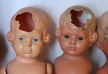 Besch&auml;digte Puppen - Foto: picture alliance / dpa