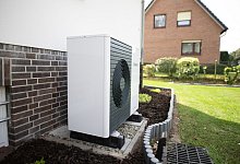 Eine W&auml;rmepumpe an einem Einfamilienhaus - Daniel Reinhardt/dpa/dpa-tmn