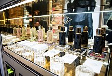 Parfüms und Kosmetika sind wieder beliebter: Mit der auslaufenden Pandemie kann Douglas aufatmen. - Daniel Reinhardt/dpa