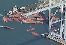 Container in Hafenbecken in Kalifornien gefallen - Uncredited/KABC-TV/AP/dpa