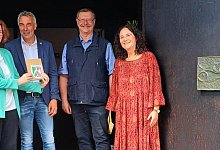 260-ubergabe-plakette-denkmalschutz - 1 - Bildrechte: Auferstehungskirche