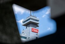 Das Logo des öffentlichen Senders Rundfunk Berlin-Brandenburg (RBB): Die Suche nach einer Interims-Geschäftsführung geht weiter. - Monika Skolimowska/dpa