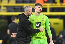 BVB-Trainer Marco Rose (l) muss bis auf Weiteres auf Stammkeeper Gregor Kobel verzichten. - Bernd Thissen/dpa/Archiv