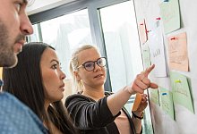 Kollegen arbeiten zusammen - Christin Klose/dpa-tmn