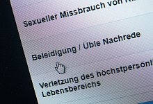 Wer im Internet auf Hasskommentare oder andere radikale Inhalte stößt, kann sie den Medienanstalten melden. Bestätigt sich der Verdacht, landen sie bei der Staatsanwaltschaft. - Andrea Warnecke/dpa-tmn