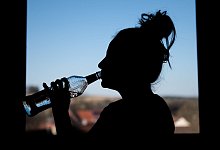 Trinkende Frau - Silas Stein/dpa