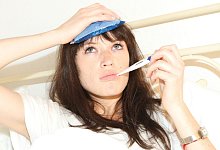 Frau liegt krank im Bett - Daniel Modjesch/dpa-tmn