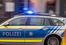 Ein Polizeiwagen f&auml;hrt mit Blaulicht zu einem Einsatz - Peter Kneffel/dpa