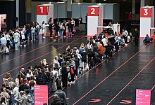 77. Frankfurter Buchmesse - Autogramme in der Festhalle - Michael Brandt/dpa