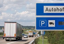 Autohof - Foto: picture alliance / dpa