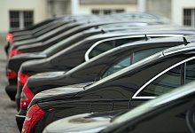 Schwarze Limousinen parken vor dem Schlo&szlig; Bellevue in Berlin. - Soeren Stache/dpa