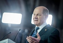 Bundeskanzler Olaf Scholz (SPD) bei einer Pressekonferenz im franz&ouml;sischen Versailles. - Kay Nietfeld/dpa