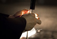 Sicher z&uuml;nden - Foto: Florian Schuh/dpa-tmn