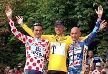 Historischer Moment: Jan Ullrich (M) gewinnt 1997 als erster Deutscher die Tour de France. - Oliver Berg/dpa