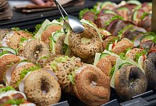 Belegte Backwaren liegen in der Auslage in einer Bäckerei - Marcus Brandt/dpa/dpa-tmn