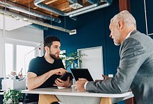 Zwei M&auml;nner im Gespr&auml;ch - Zacharie Scheurer/dpa-tmn
