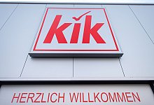 Logo des Textildiscounters Kik - Guido Kirchner/dpa