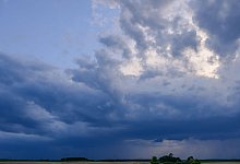 Gewitter ziehen &uuml;ber die Landschaft - Patrick Pleul/dpa
