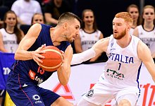 Der Italiener Niccolo Mannion (r) versucht den Serben Ognjen Jaramaz den Ball abzunehmen. - Daniel Bockwoldt/dpa