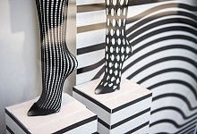 Muster Strumpfhosen im Schaufenster - Lino Mirgeler/dpa