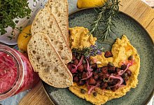 Fava mit Chorizo und Pickled Onions - Doreen Hassek/hauptstadtkueche.blogspot.com/dpa-tmn