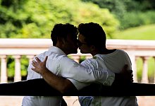 Zwei Männer küssen sich - Mohssen Assanimoghaddam/dpa/dpa-tmn