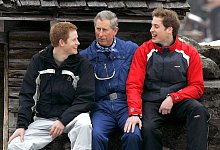 Prinz Charles (M) spricht mit seinen Söhnen Harry (l) und William während eines Fototermins in der Nähe des Ferienorts Klosters (2005). - Arno Balzarini/Keystone/epa/dpa