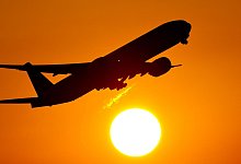 Ein Flugzeug beim Start - Daniel Reinhardt/dpa/dpa-tmn