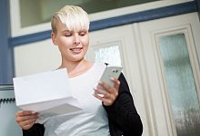 Frau liest einen Brief - Christin Klose/dpa-tmn