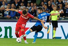Brandon Mechele (r) vom FC Br&uuml;gge gegen Adam Hlozek von Bayer Leverkusen. - Kurt Desplenter/BELGA/dpa