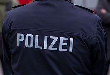 &laquo;Polizei&raquo; steht auf der Uniform eines Polizisten. - Jens B&uuml;ttner/zb/dpa/Symbolbild
