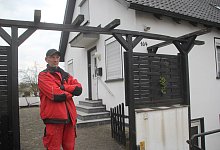 Fred Brandt steht auf dem Grundst&uuml;ck seines Hauses, in das er am 1. Mai nicht einziehen darf. Aufgrund der Corona-Krise wurde eine Zwangsr&auml;umung ausgesetzt. Ihm droht jetzt die Obdachlosigkeit. - Florian Weyand