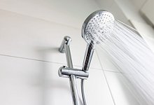 Wasser läuft aus einem Duschkopf - Philipp von Ditfurth/dpa/dpa-tmn