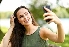 Selfie knipsen - Foto: Tobias Hase/dpa-tmn