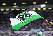 Fahne mit dem Logo von Hannover 96 - Swen Pförtner/dpa
