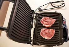 Steaks auf dem Elektrogrill - Foto: Stiftung Warentest/dpa-tmn